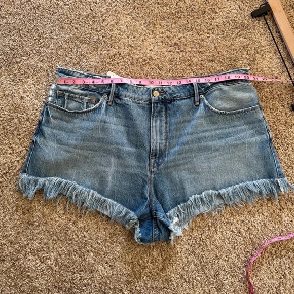 NWT Good American Good '90s Denim Shorts Medium Wash Raw Hem 
size 16 - Picture 11 of 12